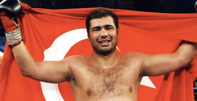 Dünya eski Kıtalar arası Ağır Sıklet Boks Şampiyonu Sinan Şamil Sam karaciğer yetmezliği nedeniyle tedavi gördüğü hastanede hayatını kaybetti.